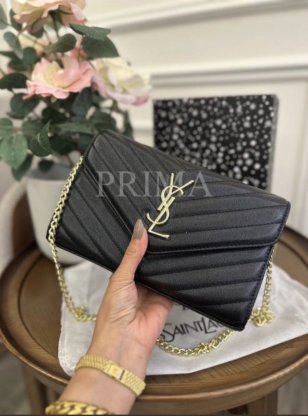 حقيبة سان لوران كاساندرا مقاس 22 سم . حقيبة تجمع بين الفخامة والتصميم الأنيق مثالية للمناسبات الرسمية والإطلالات اليومية ممكن حملها باليد او على الكتف معها سلسلة معدنية مختومة ومع علبة هدايا